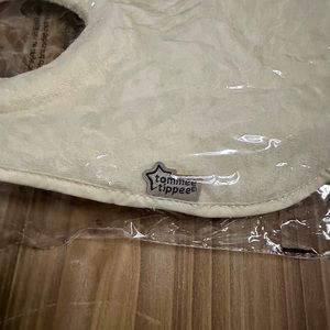 Tommy Tippee Bib - padding around neck - for newborns